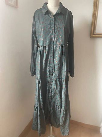 Schönes Maxikleid, Grünton mit Leo Print Grösse M, NEU