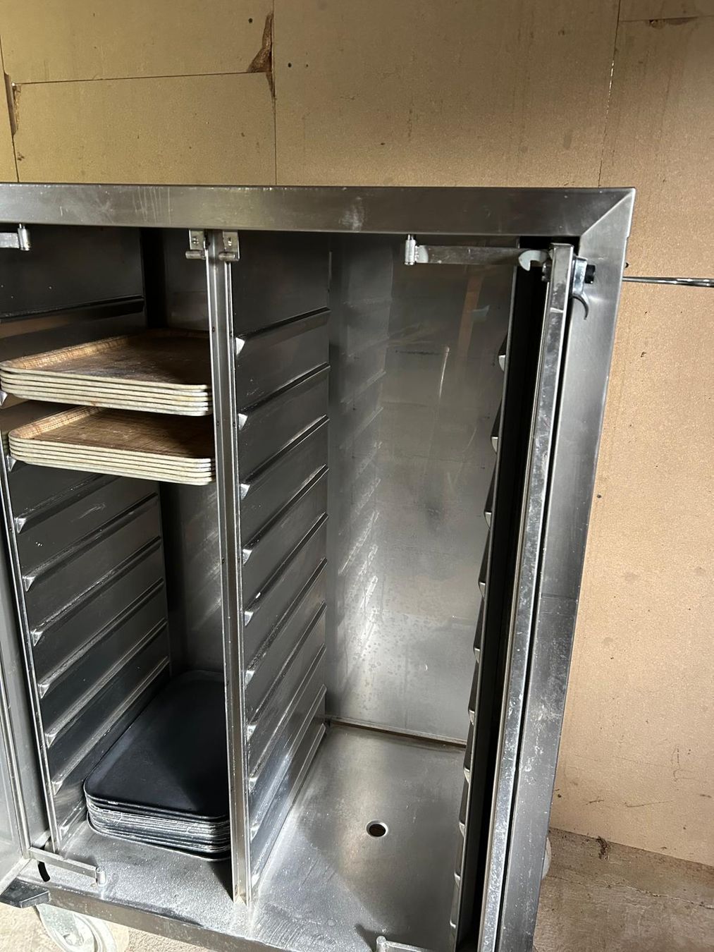 Armadi: Edelstahl Rollschrank – Usato da Grüt (Gossau ZH) venduto da wisdomio7 1