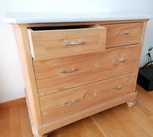 Holzkommode mit Marmorplatte