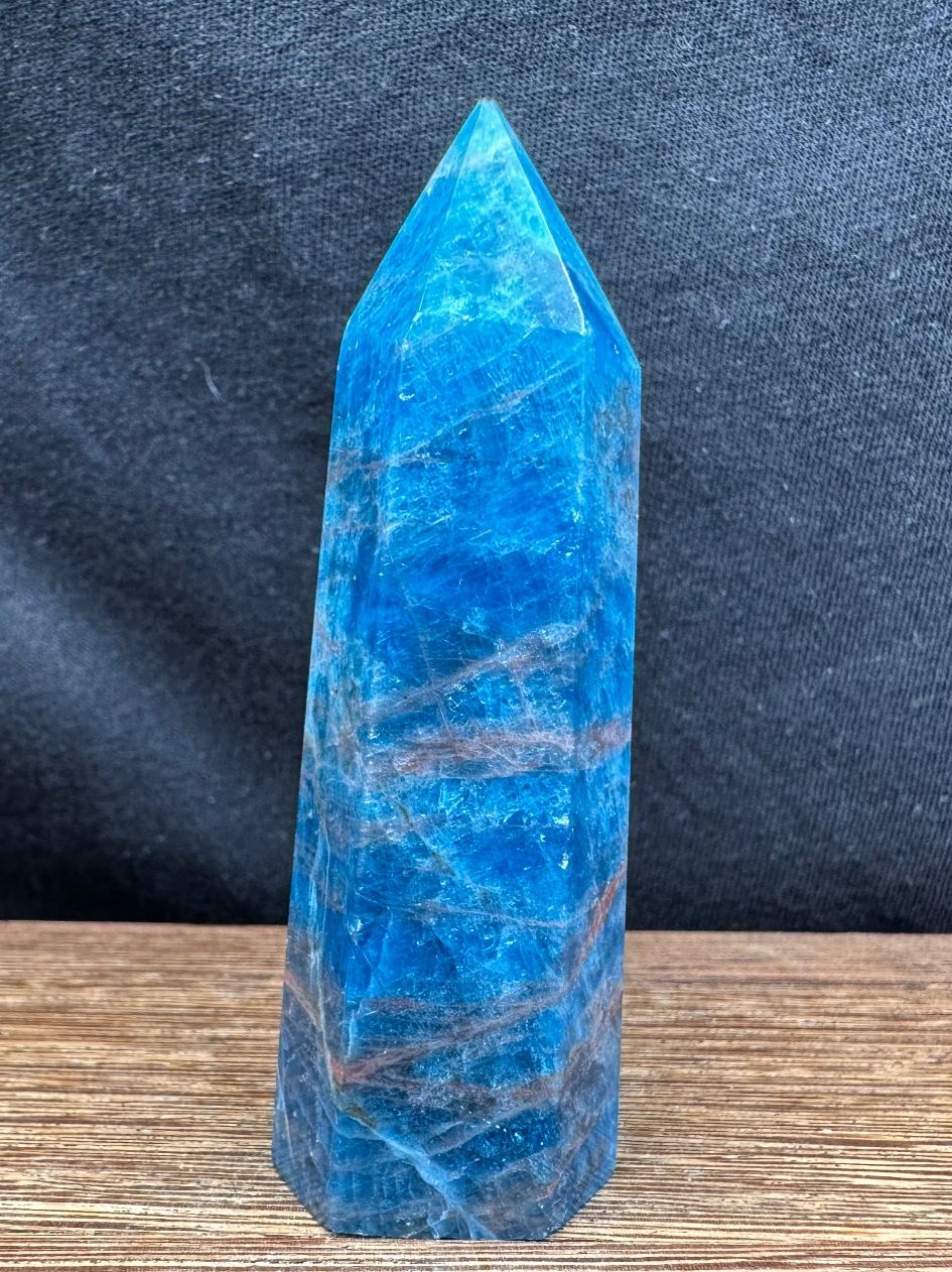 Minerali & Pietre curative: Blauer Apatit Obelisk, Turm, Spitze – Nuovo e nell'imballaggio originale da Männedorf venduto da Handschmeichler 1