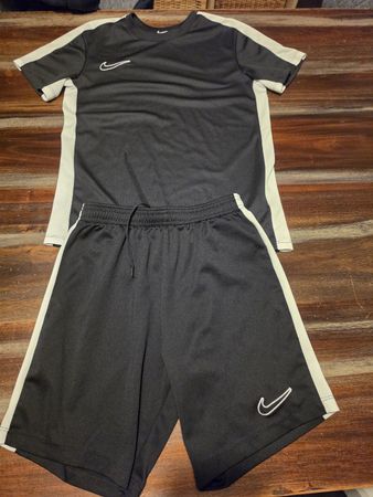Nike Sportset schwarz weiss Grösse M 137-147 cm gebraucht