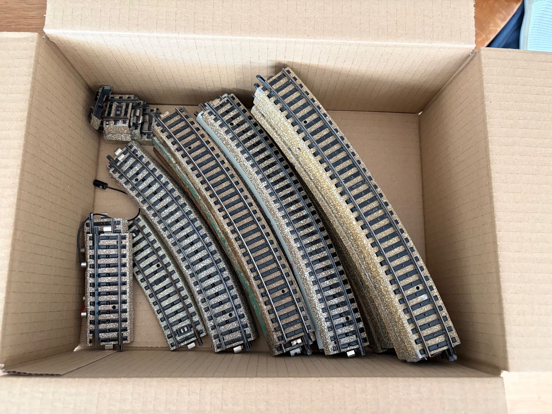 Märklin Modellini di ferrovie: Diverse Kurve-Schienen, Weichen und Kabel – Usato da Thun venduto da SS147