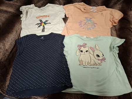 2x4 T-Shirts Gr 110/116 von H&M für Zwillingsmädchen 