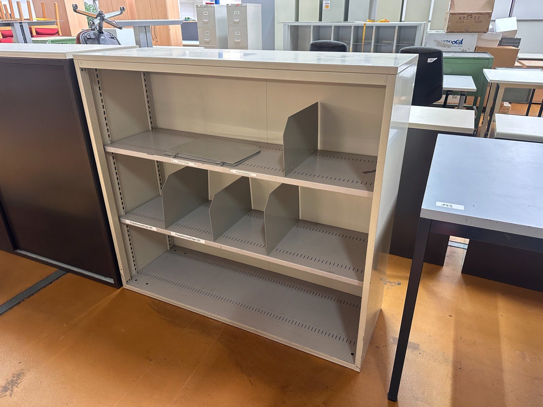 Lista Armadi: Lista Metallschrank mit 2 Schwerlast-Tablaren – Usato da Necker venduto da liq24