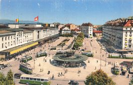 Genf (GE) Place Cornavin und Bahnhof mit Tram