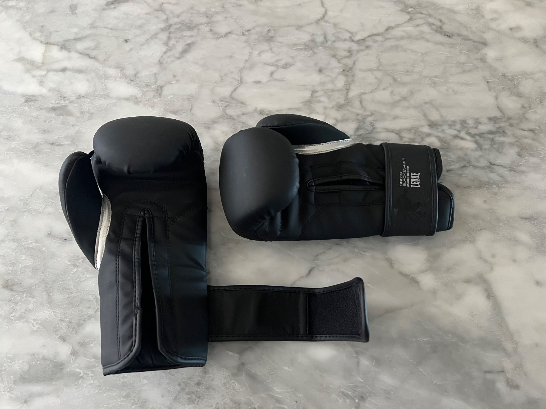 Guanti & manicotti: Boxhandschuhe Leone Black Small Hand 10 OZ – Usato da Hünenberg See venduto da mississauga 5
