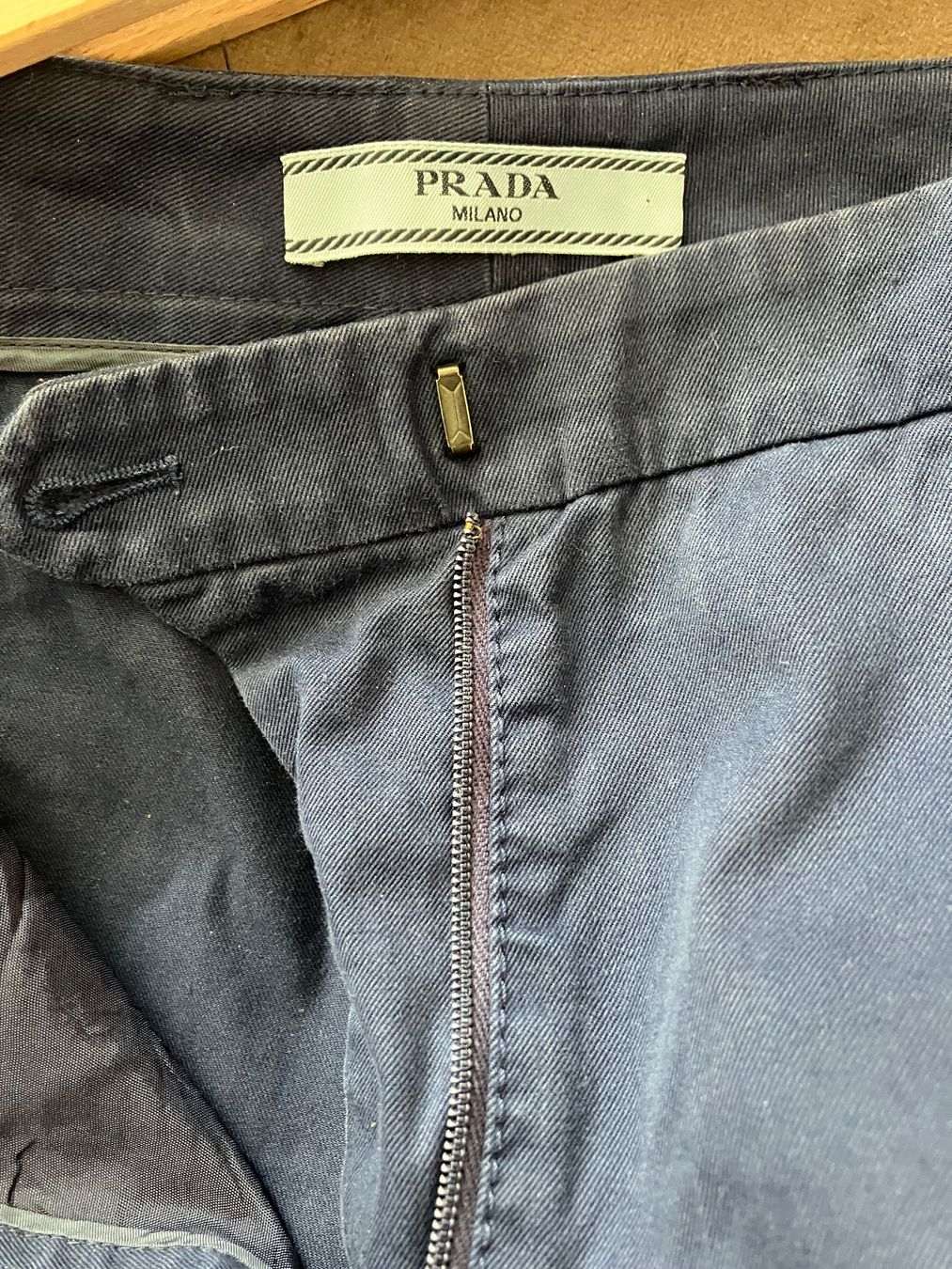 Prada Hosen: Prada Hose Gr 36 – Gebraucht aus Huttwil von Badi369 9