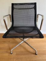 Eames Bürostuhl von Vitra mit schwarzem Netzstoff