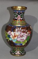Wunderbare, rote Cloisonnéevase mit Päonienblüten usw.