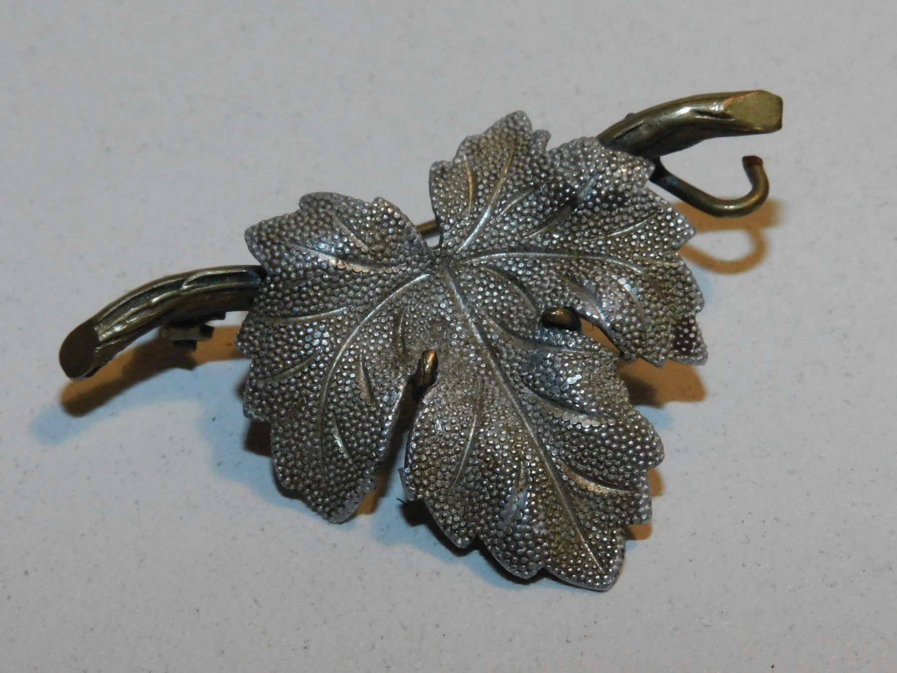 Broches & Aiguilles: Brosche alte handgemachte Brosche 5.5 x 2 cm – D'occasion à Sursee par 76 2