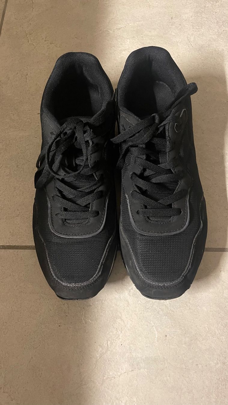 Scarpe da uomo: Sneaker Vty schwarz sportlich Grösse 43 – Usato da Wetzikon ZH venduto da Schrungus