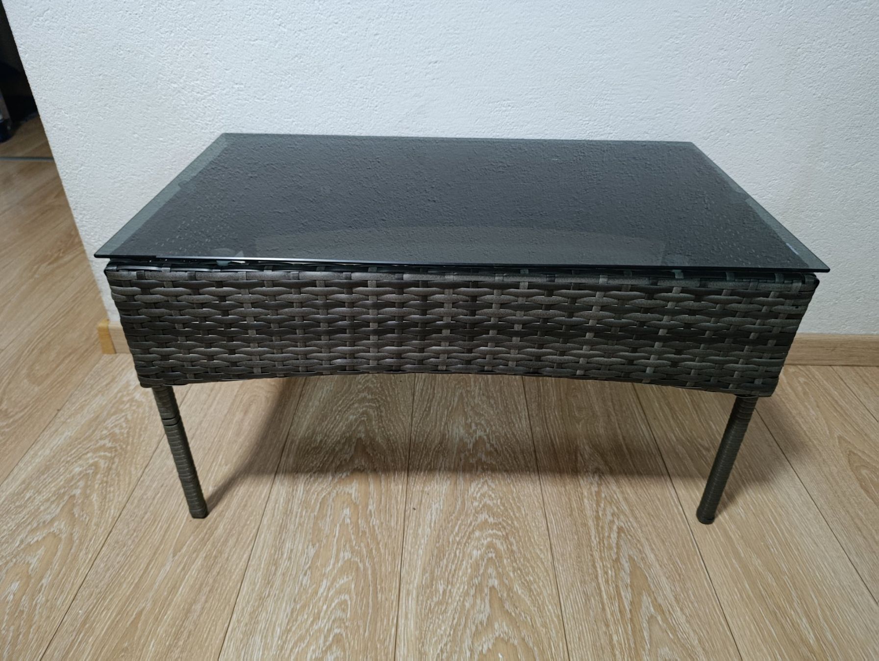 Tischset: Rattan Tisch zu verschenken – Gebraucht aus St. Gallen von Dex2