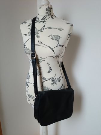 Schwarze Umhängetasche aus Leder