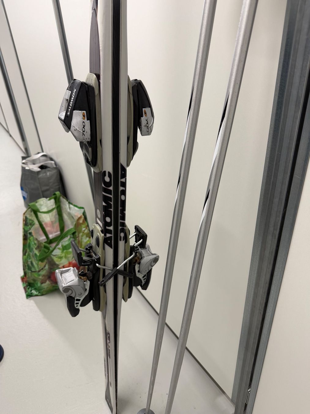 Skis: Sci da discesa Atomic Beta con scarponi e bacchette – Gebraucht aus Gossau ZH von SistersBeauty 5