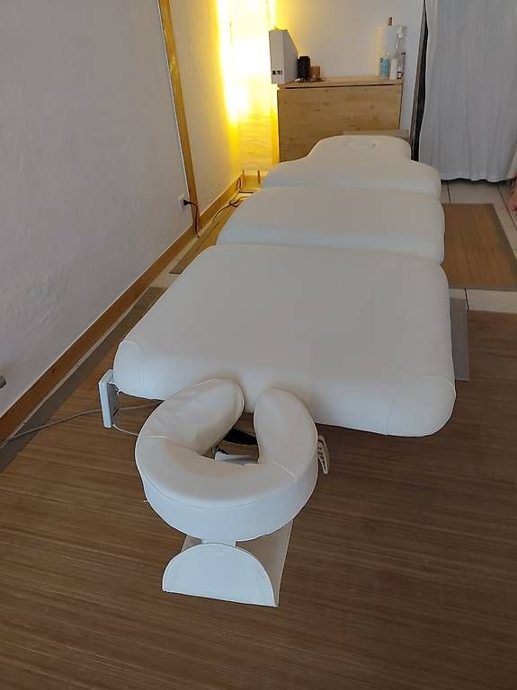 Lettini & sedie per cosmetici: Table de massage électrique  – Usato da Avenches venduto da syl_2fv6 3