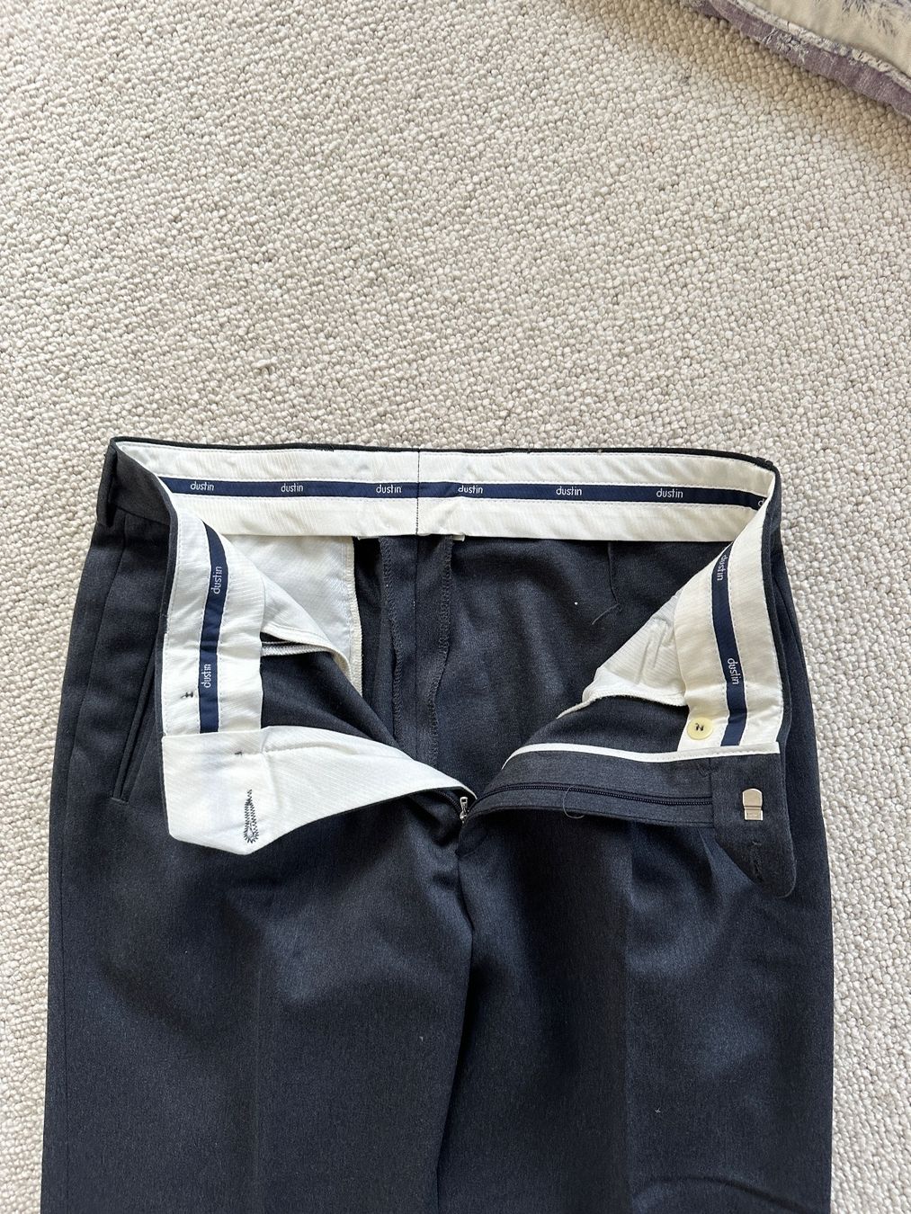 Pantaloni: Klasische graue Businesshose – Usato da Zürich venduto da Koska 1