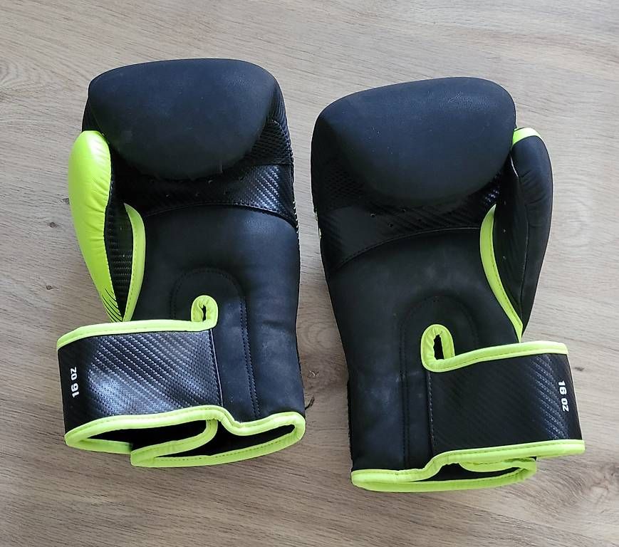 Guanti & manicotti: Venum Boxhandschuhe 16oz – Usato da Hinterforst venduto da Metz69 2