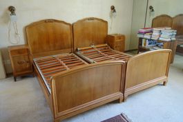 Doppel-Bett 30er-Jahre mit zwei Nachttischen