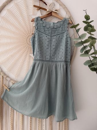 Sommerkleid mintgrün mit Lochstickerei Gr. 146