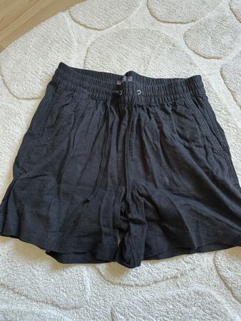 schwarze Shorts