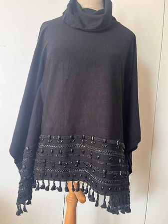 Elegante Poncho / Mantella con Dettagli Gioiello e Frange 