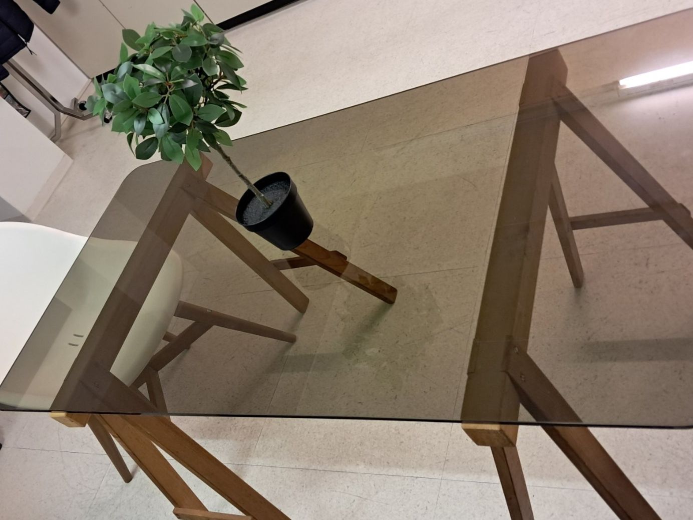 Tavoli: Moderner Tisch mit Glassrauchplate – Usato da Fällanden venduto da nassoss 1