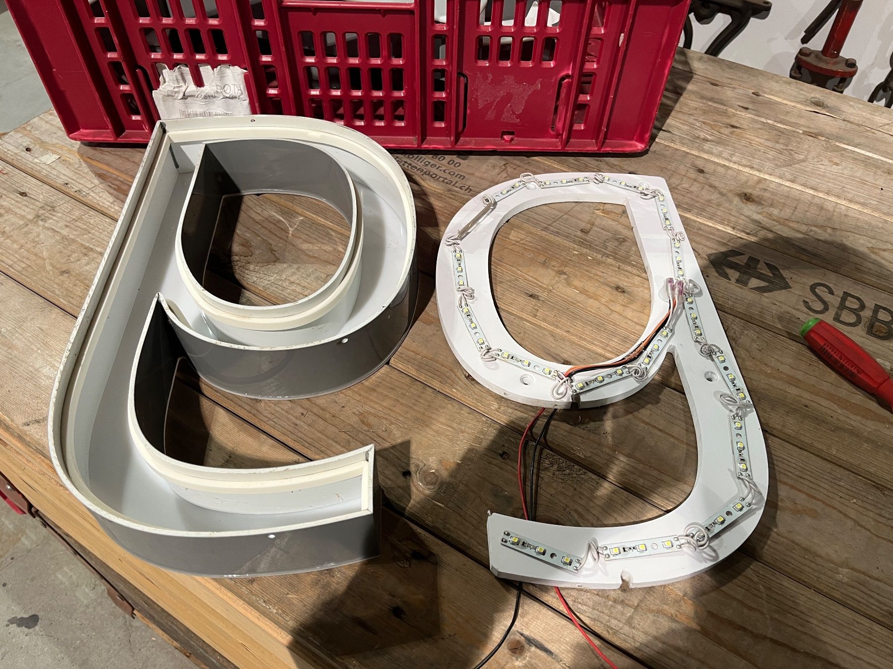 Toutes les décorations: LED Leuchtbuchstabe "e" – D'occasion à Luzern par Fracht-Design 2