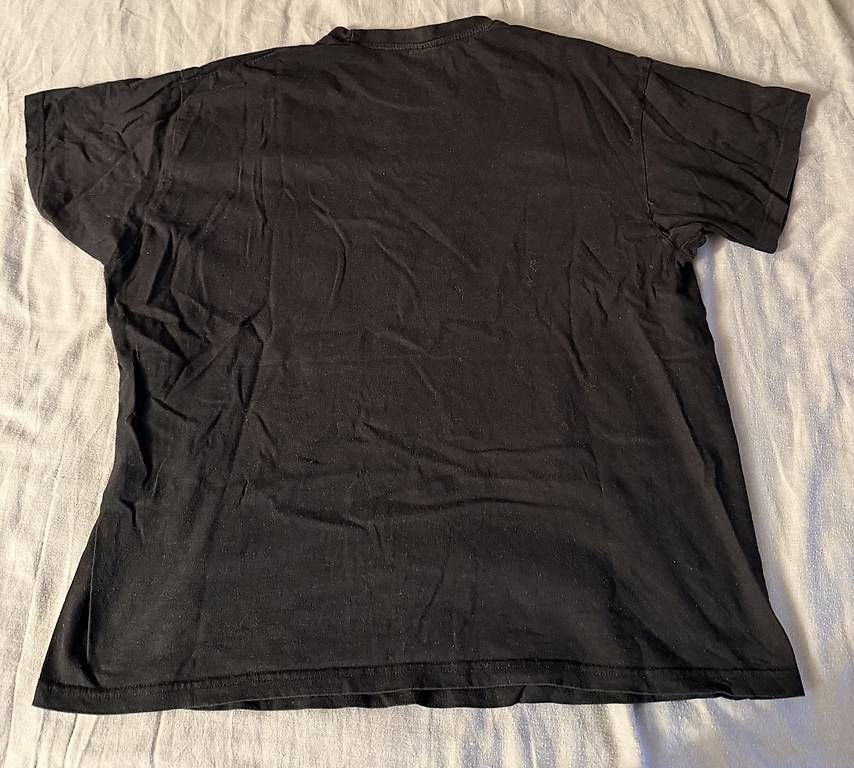 T-Shirts: Schwarzes T-Shirt mit Print  – Gebraucht aus Wädenswil von dom_pz5d 3