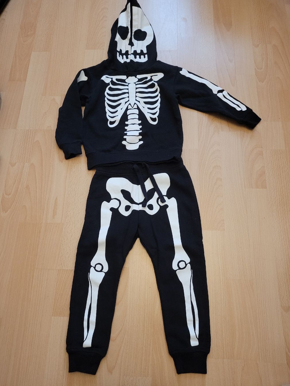 Completi: Trainer Halloween gr. 98/104 – Usato da Inwil venduto da Flower2325