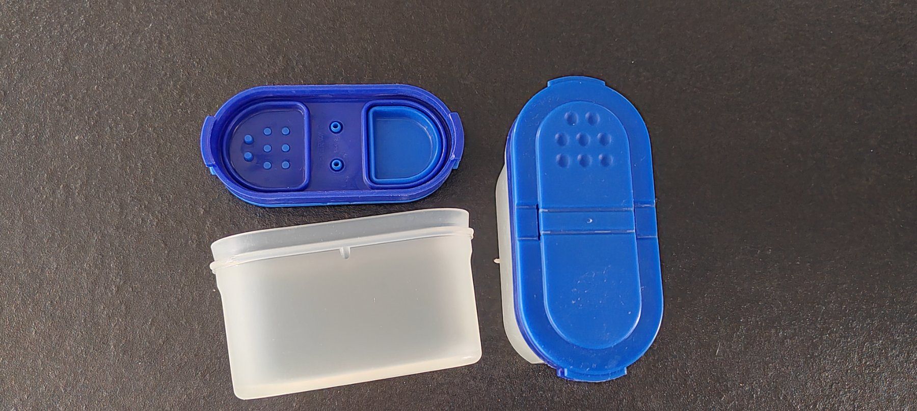 Tupperware Behälter & Ähnliches: Tupperware Gewürzstreuer, 2 Stk, klein, blau – Gebraucht aus Feusisberg von Sindbad3