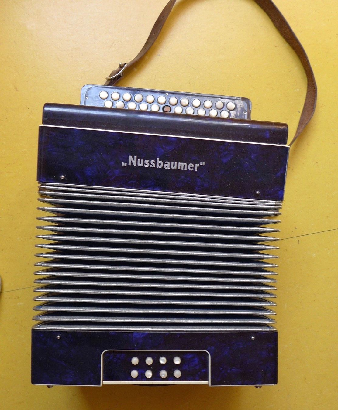 Musikinstrumente: Handorgel "Nussbaumer" – Gebraucht aus Chur von Bombai01 1