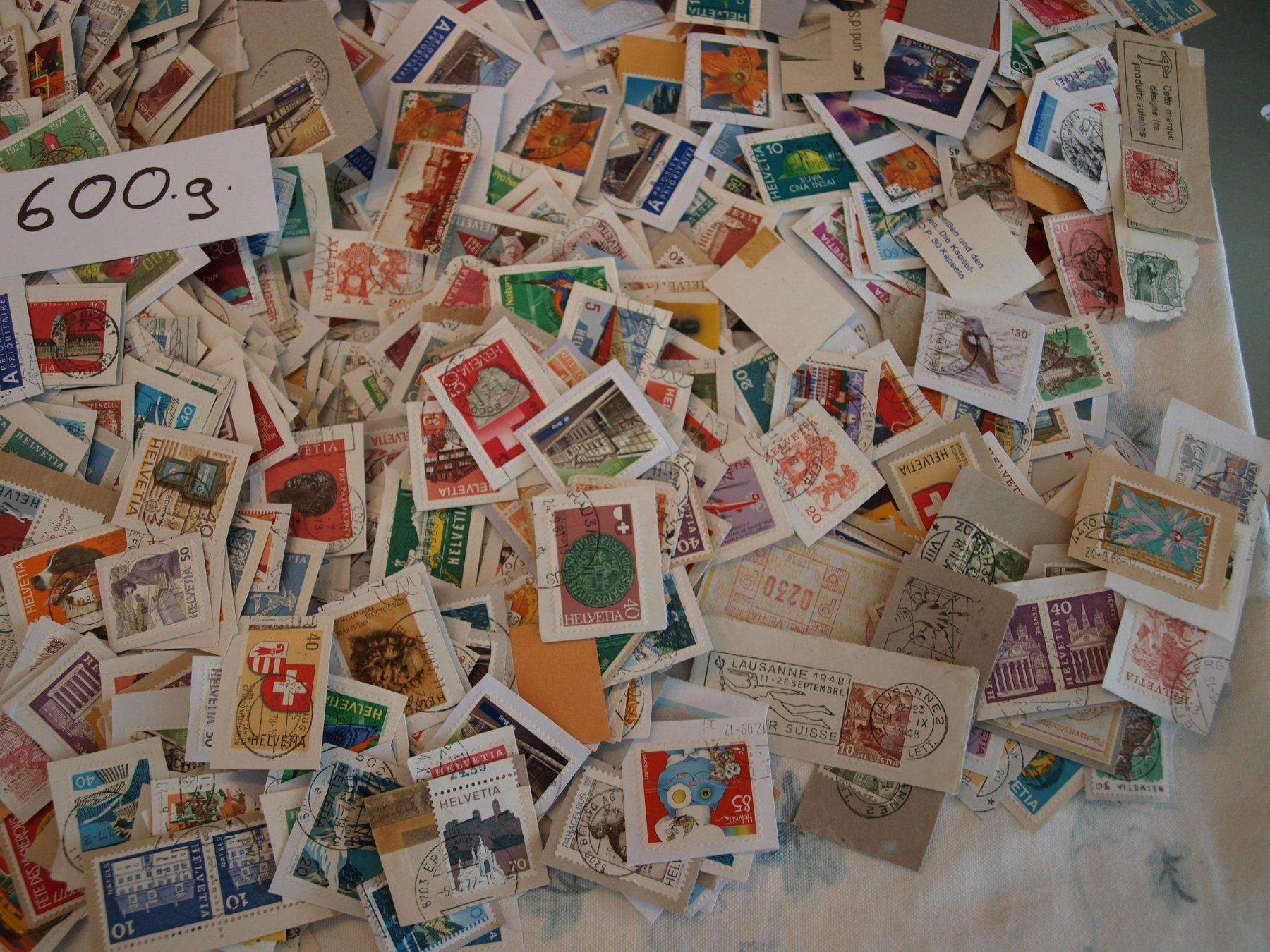 Tutti i francobolli: 600 g Schweizer Briefmarken auf Papier. Gebraucht – Usato da Aarau venduto da Marcele0 3
