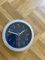 Wanduhr Karlsson  silberfarben.