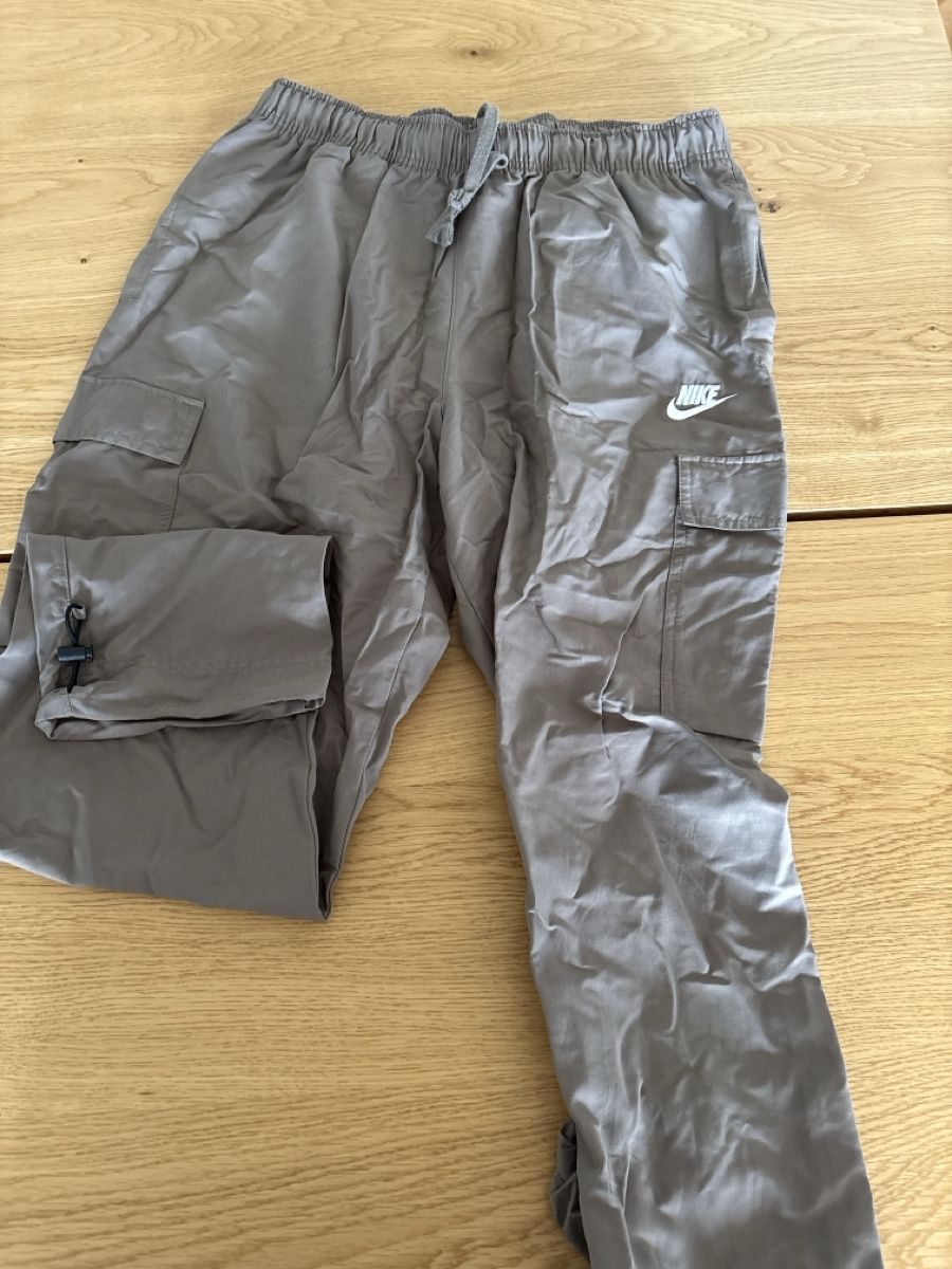 Nike Pantalons: Nike Cargo Hose Braun – D'occasion à Richterswil par Nancy69