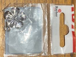 2268522 Metal anhanger blute pendentif fleur