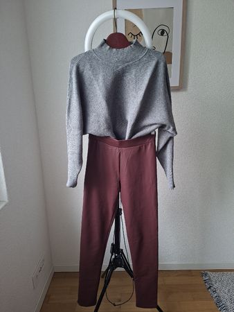 2-er Set – grauer Rollkragenpullover & bordeaux Leggins
