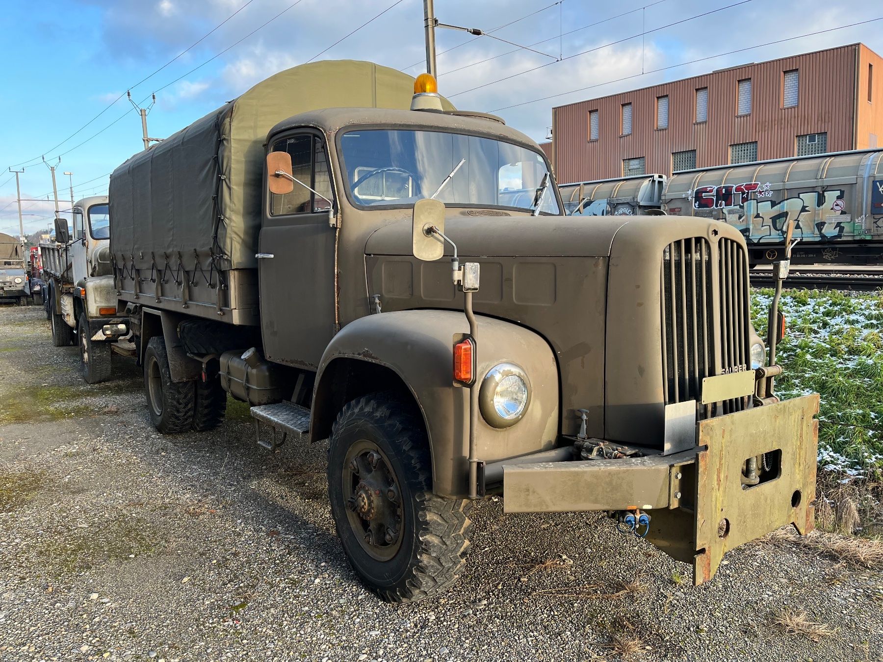 Saurer Lastwagen: Saurer 2DM Blache mit Schneepflug 3.4m – Gebraucht aus Niederbüren von mcbruehwiler 1