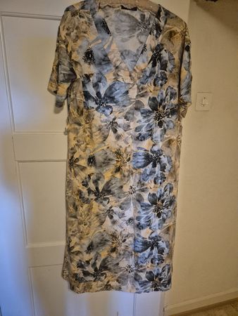 Kleid mit Blumenmuster und Gürtel Grösse 40-42, neu