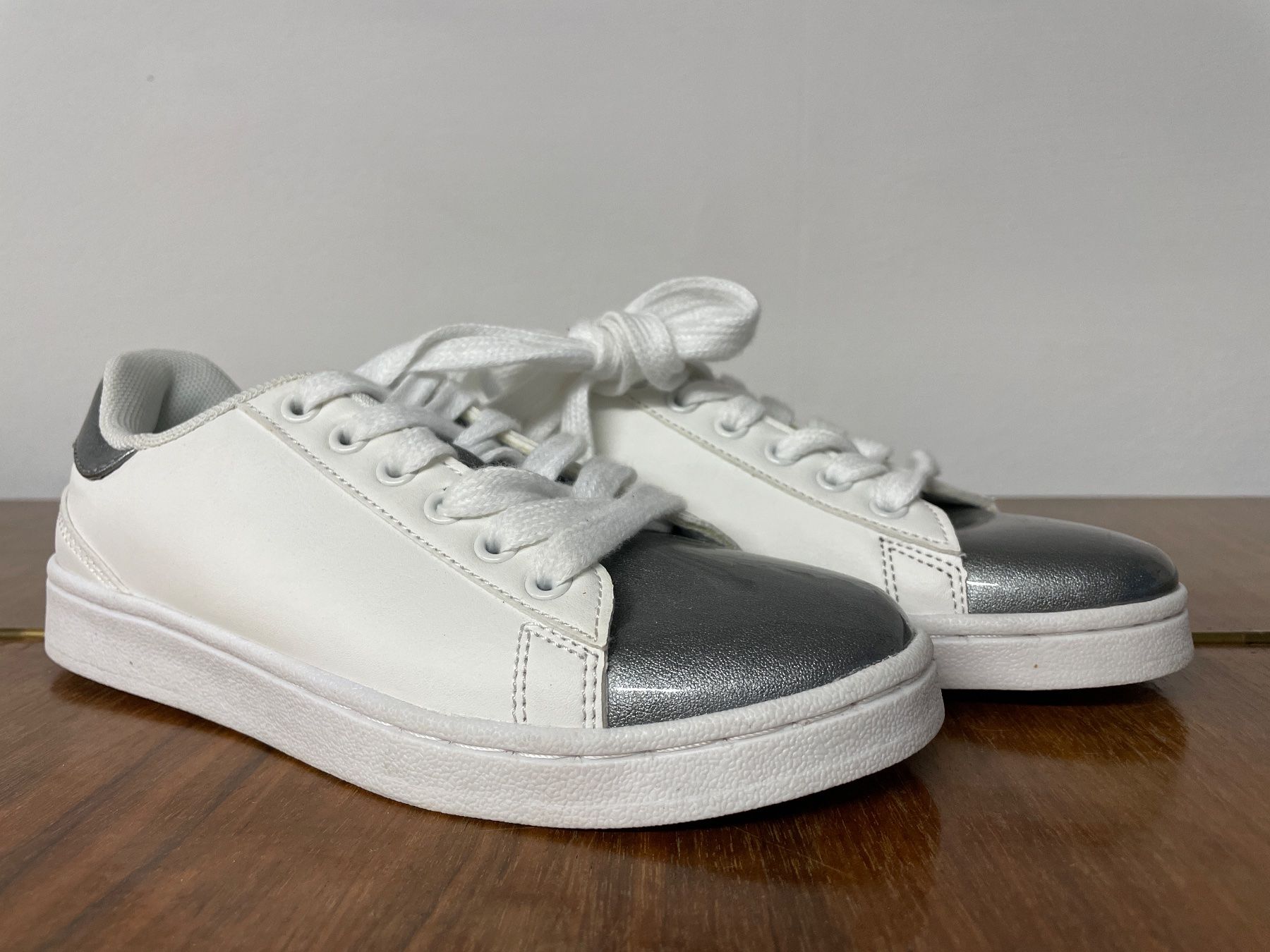 Scarpe per ragazze: Weiss-silberne LELLI KELLY Sneaker Gr. 32 – Usato da Frasnacht venduto da GracyStore