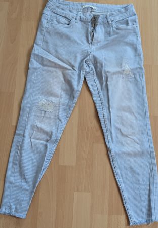 Sommerliche Streifenhose mit modischen Rissen, Grösse 28