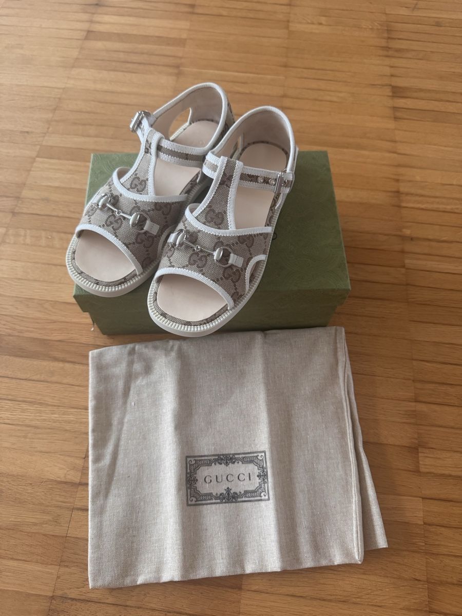 Gucci Chaussures garçon: Gucci GG canvas Kinder Sandale Gr.33 – Neuf avec emballage d'origine à Pfäffikon SZ par EMMA0111