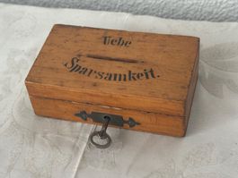 Vintage Spardose „“Uebe Sparsamkeit.“ mit Schlüssel 1930er