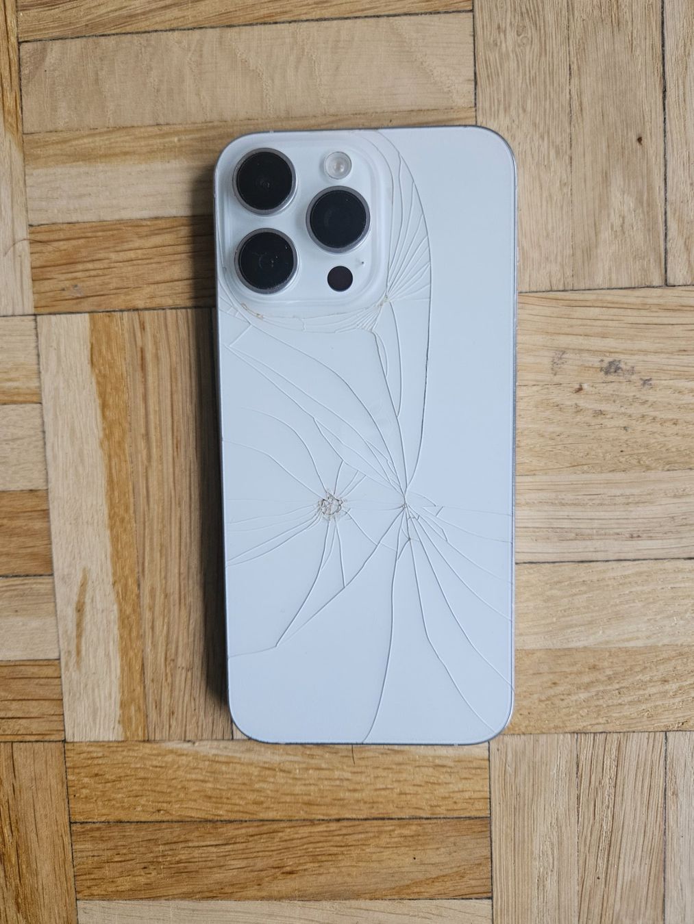 Apple Telefoni cellulari / Smartphones: IPHONE 15 PRO MAX vérrouillé – Usato da Geneve venduto da clement9 2