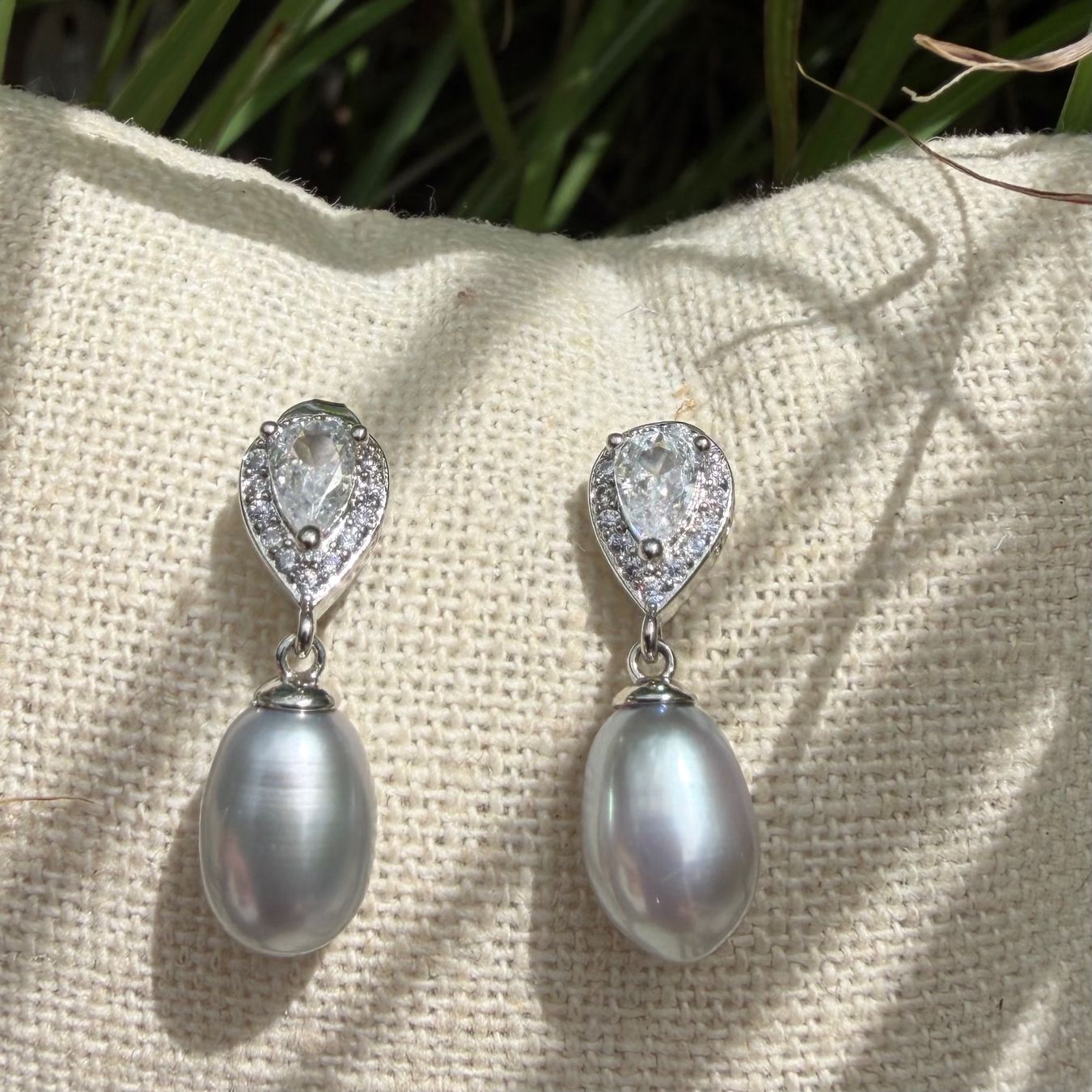 Ohrringe & -stecker: Zarte und edle echte Perlen-Ohrhänger/stecker GREY! – Neu und originalverpackt aus Rombach von Ivreajewels