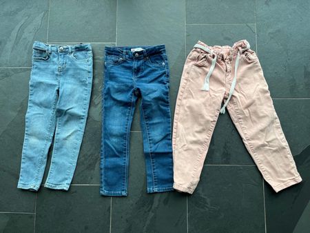 3 paar Kinder Hosen (2 Levi’s jeans 110 & 1 Stoffhose 112).
