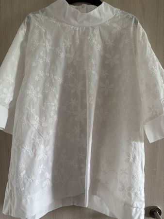 Weisse Sommerbluse mit Blumenmuster Gr. 54