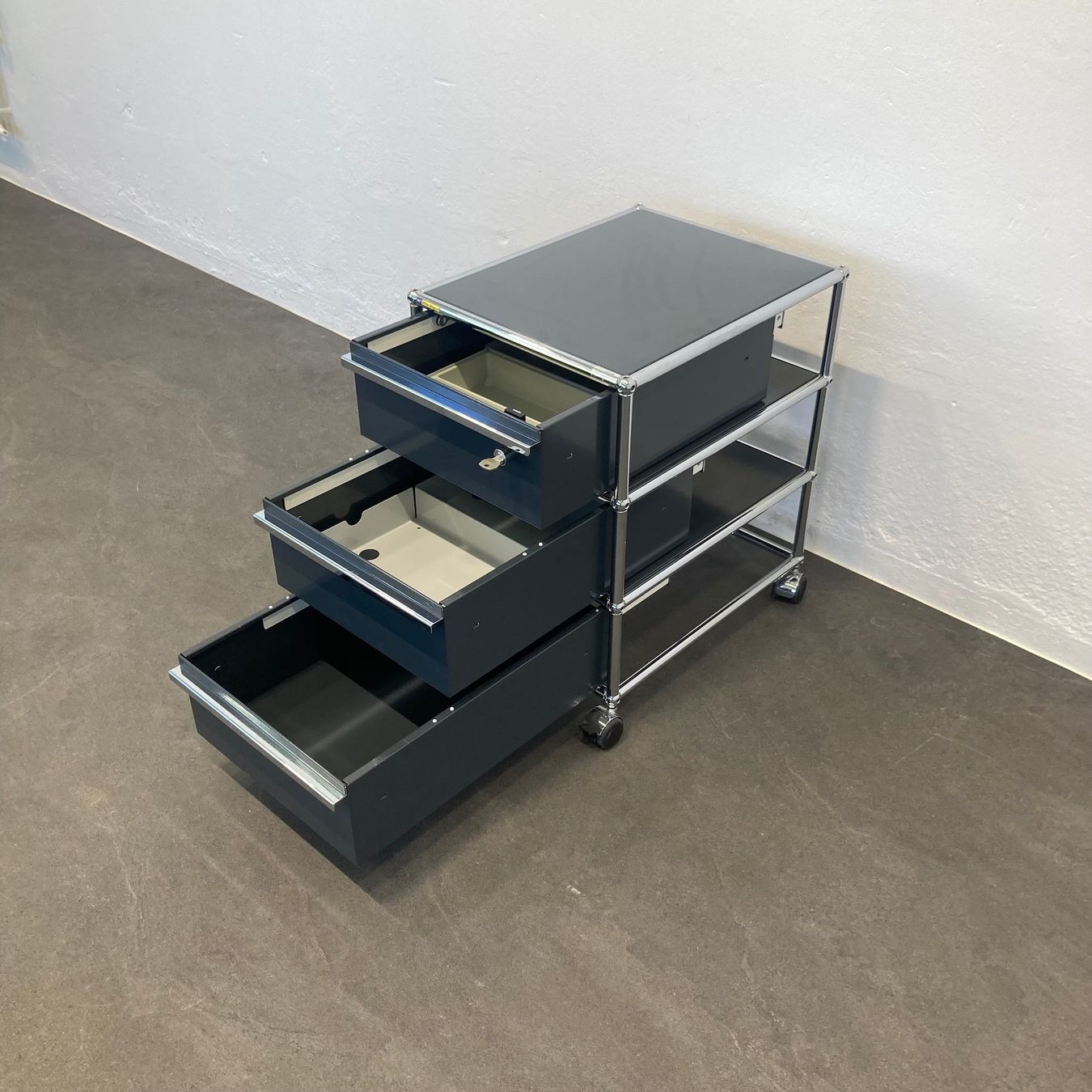 USM Banconi: USM-Haller Classic Roll-Korpus anthrazit - 3 x A6 Schublade – Usato da Schönenwerd venduto da mcofficeshop 5