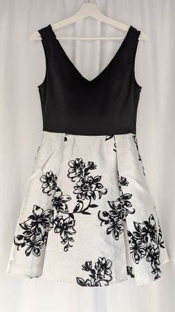 Kleid Marke AS U WISH Blumenmuster Schwarz Weiss Grösse M