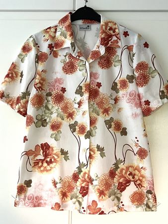 Pflegeleichte Kurzarm Bluse von Karelia, GR 36, neuwertig