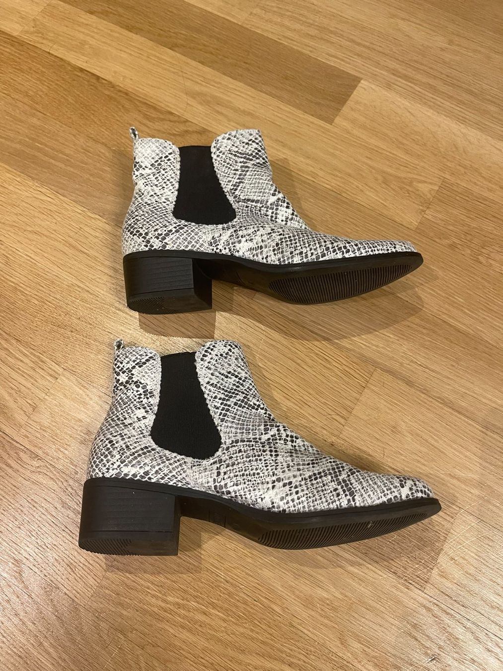 Scarpe da donna: Stiefeletten im angesagten Schlangenmuster, Gr. 37 – Usato da Rheineck venduto da FGeissler 2